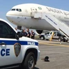 Cảnh sát tìm kiếm vũ khí hóa học trên chuyến bay tại sân bay Quốc tế John F. Kennedy. (Nguồn: WNEW) 