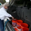 Người dân lấy nước tái chế để sử dụng tại một trạm tái chế nước ở Pleasanton, bang California. (Nguồn: AFP/TTXVN)