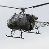 Một chiếc trực thăng quân đội Nepal bay trên các căn cứ không quân ở Kathmandu. (Nguồn: AFP)