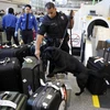 Nhân viên an ninh kiểm tra hành lý của hành khách tại sân bay ở Los Angeles. (Nguồn: AP)