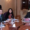 Chủ tịch Quốc hội Libya Nouri Abusahmain (thứ nhất, phải) trong cuộc gặp Đặc phái viên Liên hợp quốc về Libya Bernardino Leon (thứ nhất, trái). (Nguồn: THX/TTXVN)