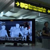 Kiểm tra thân nhiệt hành khách tại sân bay Suvarnabhumi ở thủ đô Bangkok. (Nguồn: AFP/TTXVN)