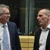 Bộ trưởng Tài chính Luxembourg Pierre Gramegna (trái) và Bộ trưởng Tài chính Hy Lạp Yanis Varoufakis trước cuộc họp. (Nguồn: AFP/TTXVN)