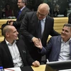 Bộ trưởng Tài chính, Kinh tế và Thương mại Pháp Michel Sapin (giữa) và Bộ trưởng Tài chính Hy Lạp Yanis Varoufakis trước cuộc họp. (Nguồn: AFP/TTXVN)