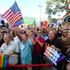 Những người ủng hộ hôn nhân đồng giới tuần hành tại Tây Hollywood, bang California sau khi Tòa án tối cao ra phán quyết. (Nguồn: AFP/TTXVN)