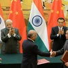 Đại diện cấp cao Trung Quốc và Ấn Độ trao đổi văn kiện hợp tác tại Bắc Kinh. (Nguồn: AFP/TTXVN)