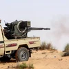 Các tay súng thuộc Bình minh Libya giao tranh với lực lượng trung thành với Chính phủ Libya tại Sabratha. (Nguồn: AFP/ TTXVN)