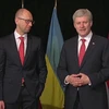 Thủ tướng Ukraine Arseniy Yatsenyuk và người đồng cấp Canada Stephen Harper tại buổi ký kết. (Nguồn: cbc.ca)