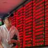 Nhà đầu tư theo dõi bảng chỉ số chứng khoán tại sàn giao dịch ở Nam Kinh, tỉnh Giang Tô, Trung Quốc. (Nguồn: THX/TTXVN)