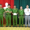 Đại diện Công an tỉnh và lãnh đạo thành phố Tam Kỳ thưởng nóng cho Công an thành phố Tam Kỳ. (Ảnh: Nguyễn Sơn/Vietnam+)