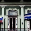 Cờ Cuba và cờ Mỹ bay trên ban công của khách sạn Saratoga ở La Habana. (Nguồn: AP) 