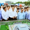 Phó Thủ tướng Quốc vụ viện Trung Quốc Trương Cao Lệ và các đại biểu xem mô hình Cung Hữu nghị Việt-Trung. (Ảnh: An Đăng/TTXVN)