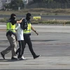Cảnh sát Tây Ban Nha áp giải đối tượng vừa bị bắt giữ tại sân bay ở Melilla. (Nguồn: AFP/TTXVN)