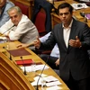 Thủ tướng Hy Lạp Alexis Tsipras (phải) tại phiên họp Quốc hội ở thủ đô Athens. (Nguồn: THX/TTXVN)
