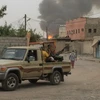 Lực lượng ủng hộ Tổng thống lưu vong Abedrabbo Mansour Hadi tuần tra sau các cuộc giao tranh với phiến quân Huthi tại khu vực ngoại ô Aden. (Nguồn: AFP/TTXVN)