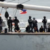 Lực lượng bảo vệ bờ biển Philippines và Nhật Bản diễn tập tình huống khống chế hải tặc trong khuôn khổ cuộc tập trận tại Vịnh Manila. (Nguồn: AFP/TTXVN)