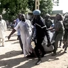 Nhân viên an ninh chuyển thi thể nạn nhân vụ đánh bom kép tại Maroua, bắc Cameroon. (Nguồn: AFP/TTXVN) 