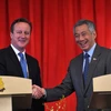 Thủ tướng Singapore Lý Hiển Long (phải) tại cuộc gặp Thủ tướng Anh David Cameron. (Nguồn: AFP/TTXVN) 