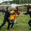 Những người di cư chống cự khi bị cảnh sát bắt giữ. (Nguồn: AFP)