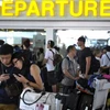 Hành khách chờ đợi tại sân bay quốc tế Ngurah Rai. (Nguồn: Reuters)