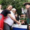 Ông Lothar Grasnick, Giám đốc Công ty tổ chức sự kiện Präsenta (áo trắng), khui những thùng bia đầu tiên tại Lễ hội bia quốc tế Berlin 2015. (Ảnh: Mạnh Hùng/Vietnam+)