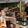 Du khách quốc tế muốn tìm hiểu và thưởng thức bia Việt Nam.(Ảnh: Mạnh Hùng/Vietnam+)
