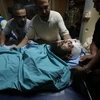 Chuyển một người Palestine bị thương trong vụ Israel oanh tạc Gaza tới bệnh viện thành phố Gaza ngày 7/8. (Nguồn: AFP/TTXVN)