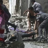 Chuyển thi thể nạn nhân trong một vụ không kích của quân chính phủ Syria tại Damascus. (Nguồn: Reuters)
