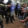 Cảnh sát Macedonia chặn dòng người nhập cư tại biên giới. (Nguồn: Agence France-Presse/Getty Images) 
