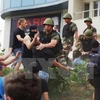 Những người biểu tình quá khích tấn công Tổng lãnh sự quán Nga ở thành phố Odessa. (Nguồn: AFP/TTXVN)