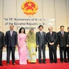 Đại sứ Việt Nam tại Thái Lan Nguyễn Tất Thành (giữa) chụp ảnh với các đại biểu dự buổi lễ kỷ niệm. (Ảnh: Quang Thuận/TTXVN)