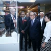 Chủ tịch Quốc hội Nguyễn Sinh Hùng tham quan Bảo tàng lịch sử Quốc gia Hoa Kỳ. (Ảnh: Nhan Sáng/TTXVN)