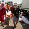 Nhân viên cứu hộ chuyển người bị thương sau vụ giẫm đạp tại Mina. (Nguồn: AFP/TTXVN)