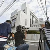 Các phóng viên tụ tập trước cửa tòa nhà của Liên đoàn Nha sỹ Nhật Bản. (Nguồn: Kyodo)
