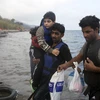 Người tị nạn Syria tới đảo Lesbos, Hy Lạp sau cuộc hành trình vượt biển Aegean từ Thổ Nhĩ Kỳ. (Nguồn: Reuters/TTXVN)