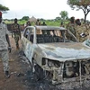 Binh sỹ quân đội Nam Sudan điều tra tại hiện trường một xe ôtô bốc cháy. (Nguồn: AFP/TTXVN)