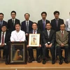 Đoàn công tác Bộ Y tế trao quà lưu niệm cho lãnh đạo Tập Đoàn Grandsoul Nara. (Ảnh: Nguyễn Tuyến/Vietnam+)