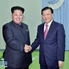 Bí thư Ban Bí thư Đảng Cộng sản Trung Quốc Lưu Vân Sơn (phả) bắt tay nhà lãnh đạo Triều Tiên Kim Jong-Un. (Nguồn: Xinhua)