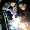 Các chuyên gia môi trường giám sát mức độ ô nhiễm tại hiện trường vụ nổ ở thành phố Thiên Tân đêm 12/10. (Nguồn: THX/TTXVN)