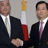 Bộ trưởng Quốc phòng Hàn Quốc Han Min-Koo (phải) bắt tay người đồng cấp Nhật Bản Gen Nakatani trước cuộc hội đàm. (Nguồn: Reuters)