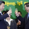 Chủ tịch Trung Quốc Tập Cận Bình (trái) chúc rượu Thủ tướng Campuchia Hun Sen sau khi ký kết một thỏa thuận. (Nguồn: Reuters)