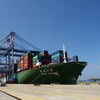 Siêu tàu container cập cảng Cái Mép. (Ảnh: Đoàn Mạnh Dương/TTXVN)