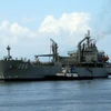 Tàu tiếp dầu HMAS Sirius cập cảng Tiên Sa. (Ảnh: Trần Lê Lâm/ TTXVN)