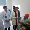 Lãnh đạo tỉnh Nghệ An thăm bệnh nhân điều trị thành công ung thư tại Bệnh viện Ung bướu Nghệ An. (Ảnh: Nguyễn Văn Nhật/Vietnam+)