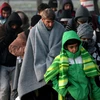 Người di cư vượt qua biên giới Hy Lạp-Macedonia tới gần làng Idomeni, phía bắc Hy Lạp. (Nguồn: AFP/TTXVN)