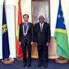 Đại sứ Lương Thanh Nghị (trái) và Toàn quyền Solomon, Ngài Frank Utu Ofagioro Kabui. (Nguồn: TTXVN)