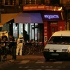 Cảnh sát điều tra tại hiện trường một vụ tấn công khủng bố bên ngoài nhà hàng La Belle Equipe ở Paris. (Nguồn: AFP/TTXVN)