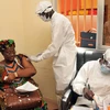 Tiêm vắcxin VSV-ZEBOV phòng Ebola tại trung tâm y tế ở Conakry, Guinea. (Nguồn: AFP/TTXVN)