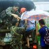 Binh sỹ Philippines sơ tán người dân tránh bão Melor tại một ngôi làng ở thành phố Legaspi, tỉnh Albay, phía nam thủ đô Manila. (Nguồn: AFP/TTXVN)
