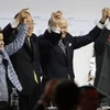 Lãnh đạo các nước vui mừng khi Thỏa thuận Paris 2015 về chống biến đổi khí hậu được thông qua. (Nguồn: AFP/TTXVN)